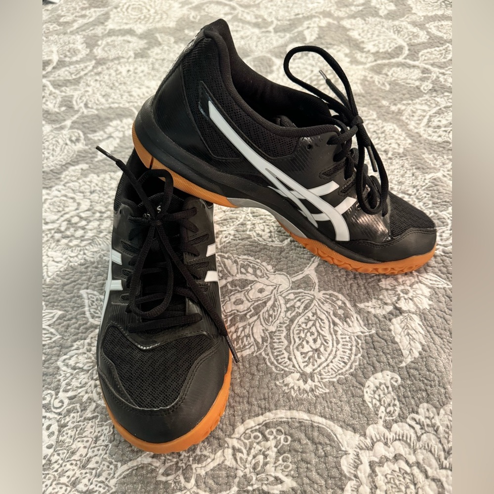 ASICS black and white volleyball shoe. Size 8 Women’s. NWOT.